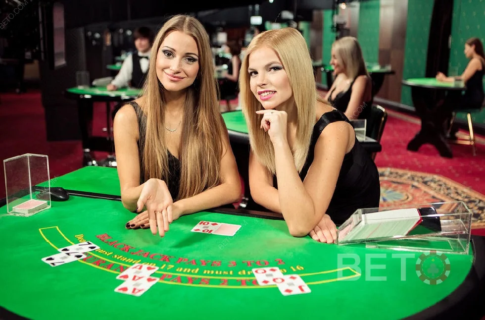 Dealer memandu permainan di ruang kasino live